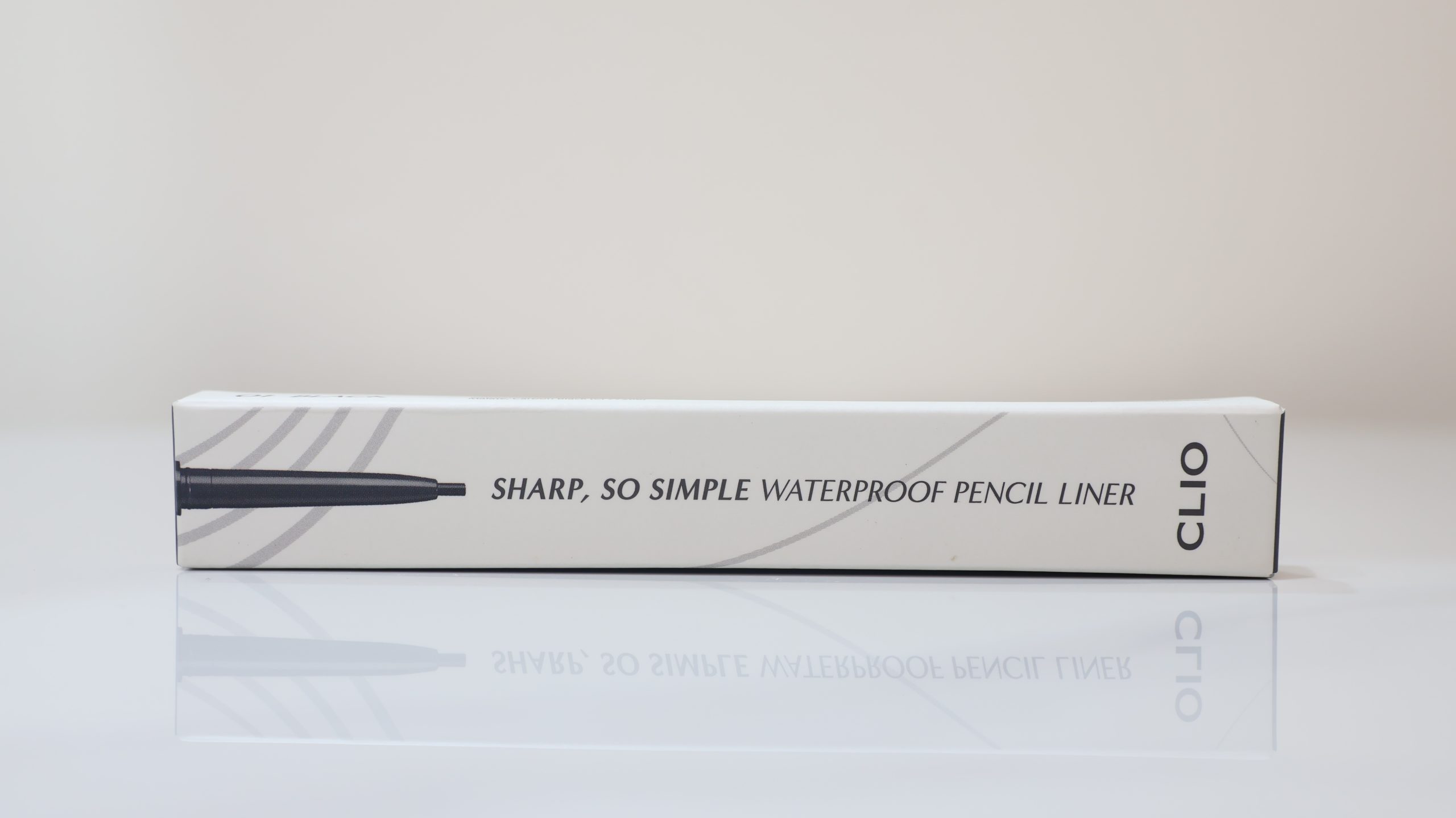 Clio Sharp, So Simple Waterproof Pencil Liner là dòng bút kẻ mắt dạng chì siêu mảnh đến từ thương hiệu trang điểm chuyên nghiệp Clio của Hàn Quốc. Sản phẩm nổi bật với khả năng tạo ra những đường kẻ sắc nét, tự nhiên và bền màu suốt cả ngày dài bất kể tác động của nước hay mồ hôi.