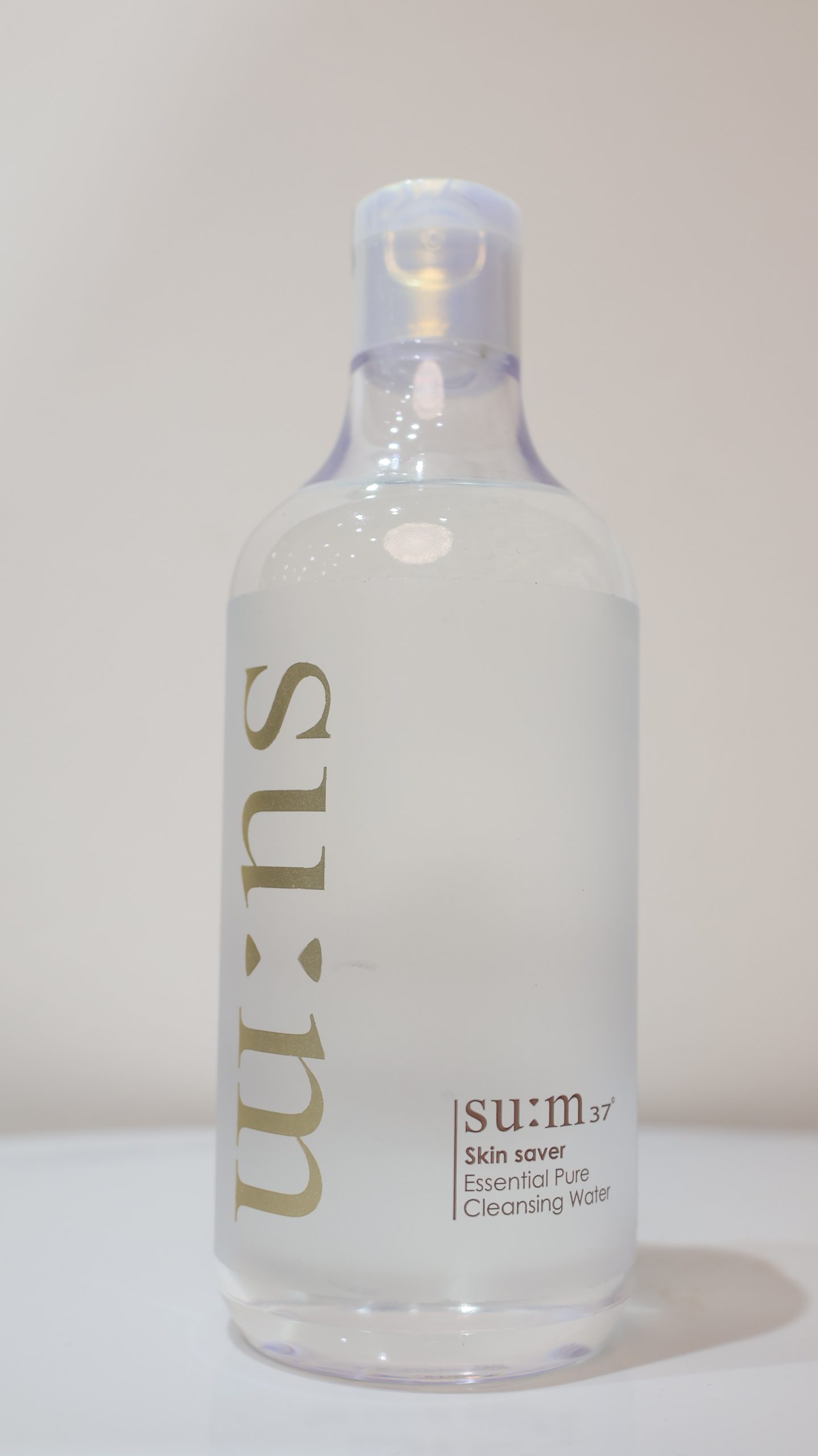 Đây là sản phẩm làm sạch đa năng 3 trong 1 tích hợp tẩy trang, sữa rửa mặt và nước hoa hồng trong cùng một bước. Với công thức lên men tự nhiên, sản phẩm giúp loại bỏ bụi bẩn và lớp trang điểm một cách dịu nhẹ mà không cần rửa lại với nước, đồng thời duy trì độ ẩm lý tưởng cho làn da.