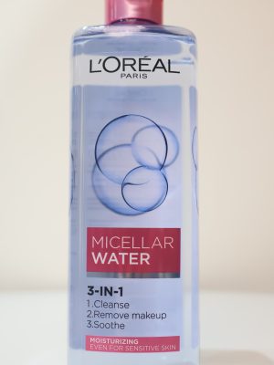 Nước tẩy trang đa năng 3 trong 1 giúp làm sạch sâu, loại bỏ lớp trang điểm và làm dịu da chỉ trong một bước. Sản phẩm được thiết kế đặc biệt với công thức dưỡng ẩm, phù hợp cho da khô và da nhạy cảm, giúp làn da luôn mềm mại sau khi sử dụng.
