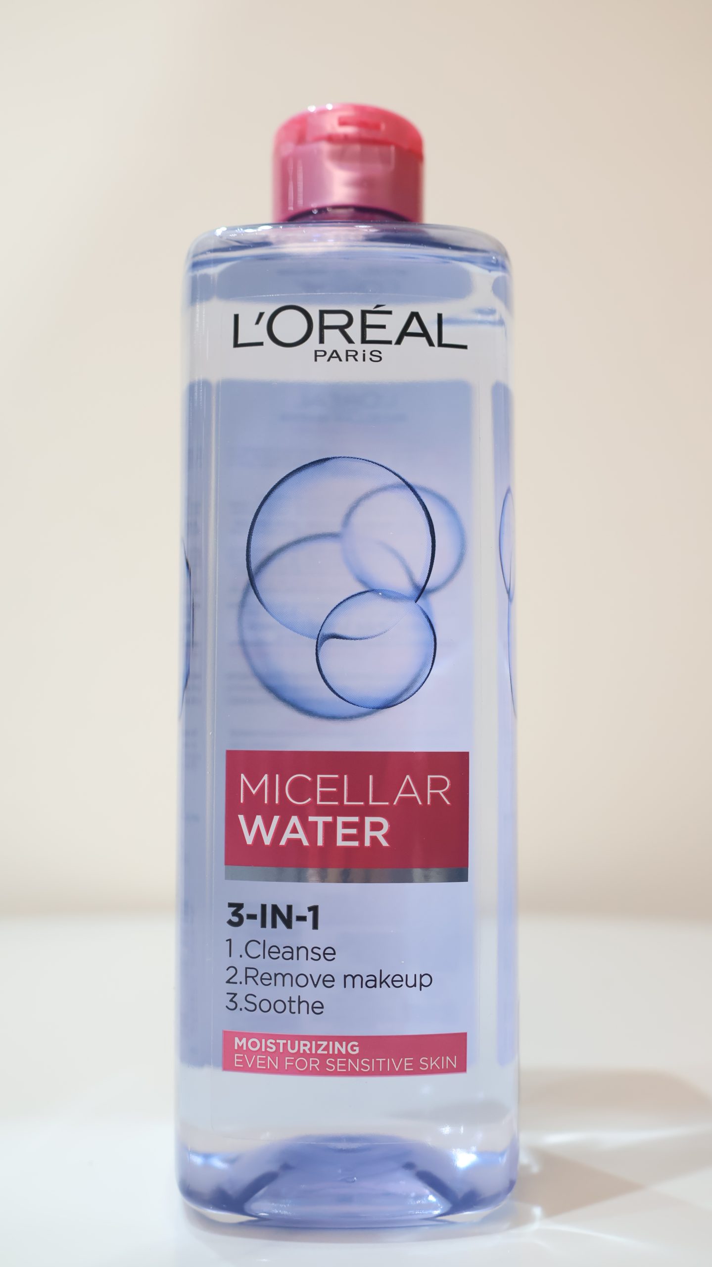 Nước tẩy trang đa năng 3 trong 1 giúp làm sạch sâu, loại bỏ lớp trang điểm và làm dịu da chỉ trong một bước. Sản phẩm được thiết kế đặc biệt với công thức dưỡng ẩm, phù hợp cho da khô và da nhạy cảm, giúp làn da luôn mềm mại sau khi sử dụng.