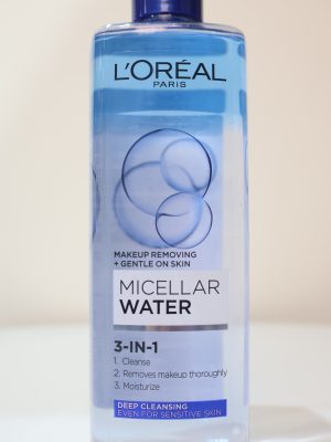 Nước tẩy trang L'Oréal Paris Micellar Water 3-In-1 Deep Cleansing là giải pháp làm sạch đa năng giúp loại bỏ hoàn toàn lớp trang điểm, bụi bẩn và dầu thừa chỉ trong một bước. Sản phẩm được thiết kế chuyên biệt để làm sạch sâu nhưng vẫn giữ được độ ẩm tự nhiên, an toàn cho cả làn da nhạy cảm.