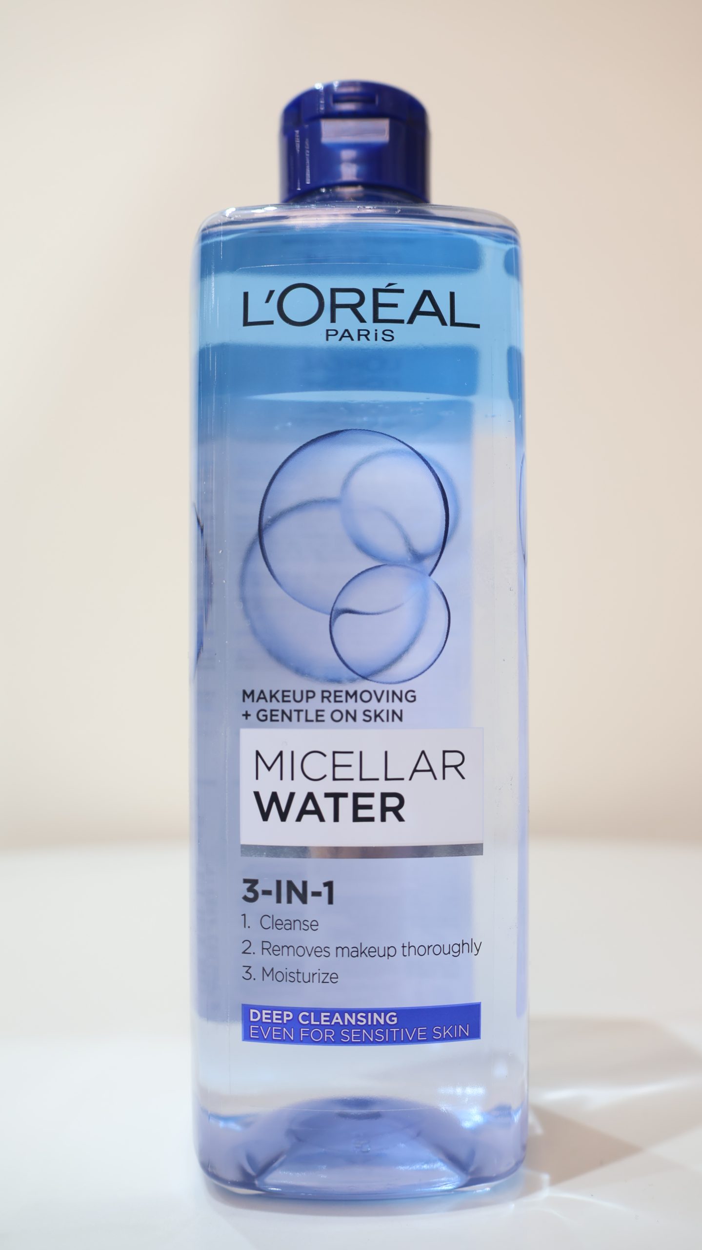 Nước tẩy trang L'Oréal Paris Micellar Water 3-In-1 Deep Cleansing là giải pháp làm sạch đa năng giúp loại bỏ hoàn toàn lớp trang điểm, bụi bẩn và dầu thừa chỉ trong một bước. Sản phẩm được thiết kế chuyên biệt để làm sạch sâu nhưng vẫn giữ được độ ẩm tự nhiên, an toàn cho cả làn da nhạy cảm.