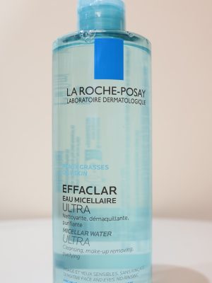 Đây là dòng nước tẩy trang chuyên biệt dành cho làn da dầu, da hỗn hợp và da mụn nhạy cảm đến từ thương hiệu dược mỹ phẩm La Roche-Posay của Pháp. Sản phẩm ứng dụng công nghệ cải tiến giúp làm sạch sâu lớp trang điểm, bã nhờn và bụi mịn mà vẫn giữ được độ ẩm tự nhiên, không gây kích ứng cho da.