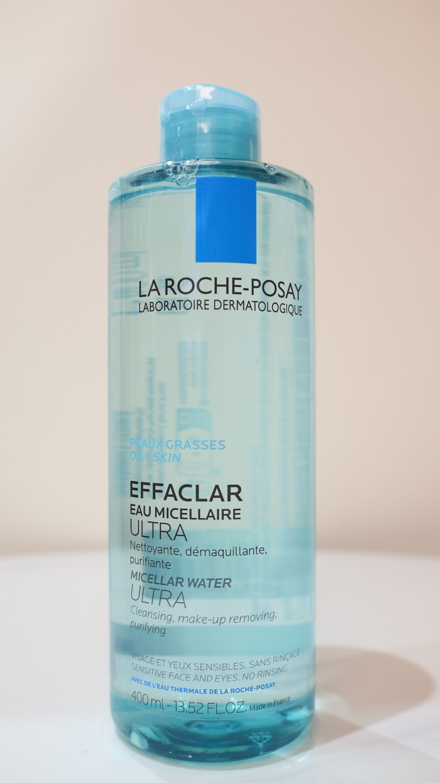 Đây là dòng nước tẩy trang chuyên biệt dành cho làn da dầu, da hỗn hợp và da mụn nhạy cảm đến từ thương hiệu dược mỹ phẩm La Roche-Posay của Pháp. Sản phẩm ứng dụng công nghệ cải tiến giúp làm sạch sâu lớp trang điểm, bã nhờn và bụi mịn mà vẫn giữ được độ ẩm tự nhiên, không gây kích ứng cho da.