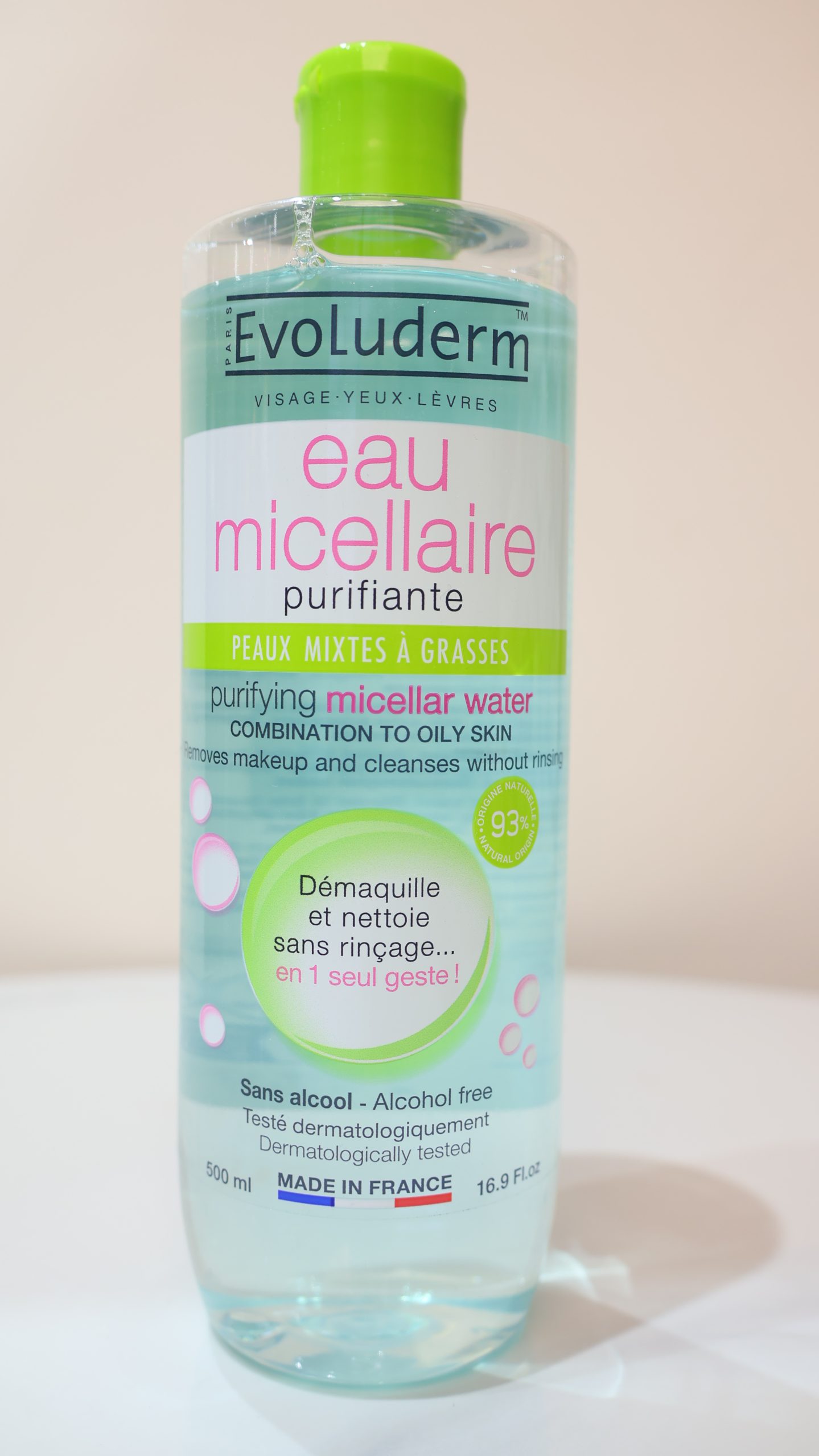 Đây là dòng nước tẩy trang sử dụng công nghệ Micellar tiên tiến giúp làm sạch bụi bẩn, bã nhờn và lớp trang điểm một cách dịu nhẹ mà không cần rửa lại với nước. Sản phẩm được thiết kế chuyên biệt cho làn da dầu và hỗn hợp, giúp thanh lọc làn da và hỗ trợ kiểm soát dầu thừa hiệu quả.