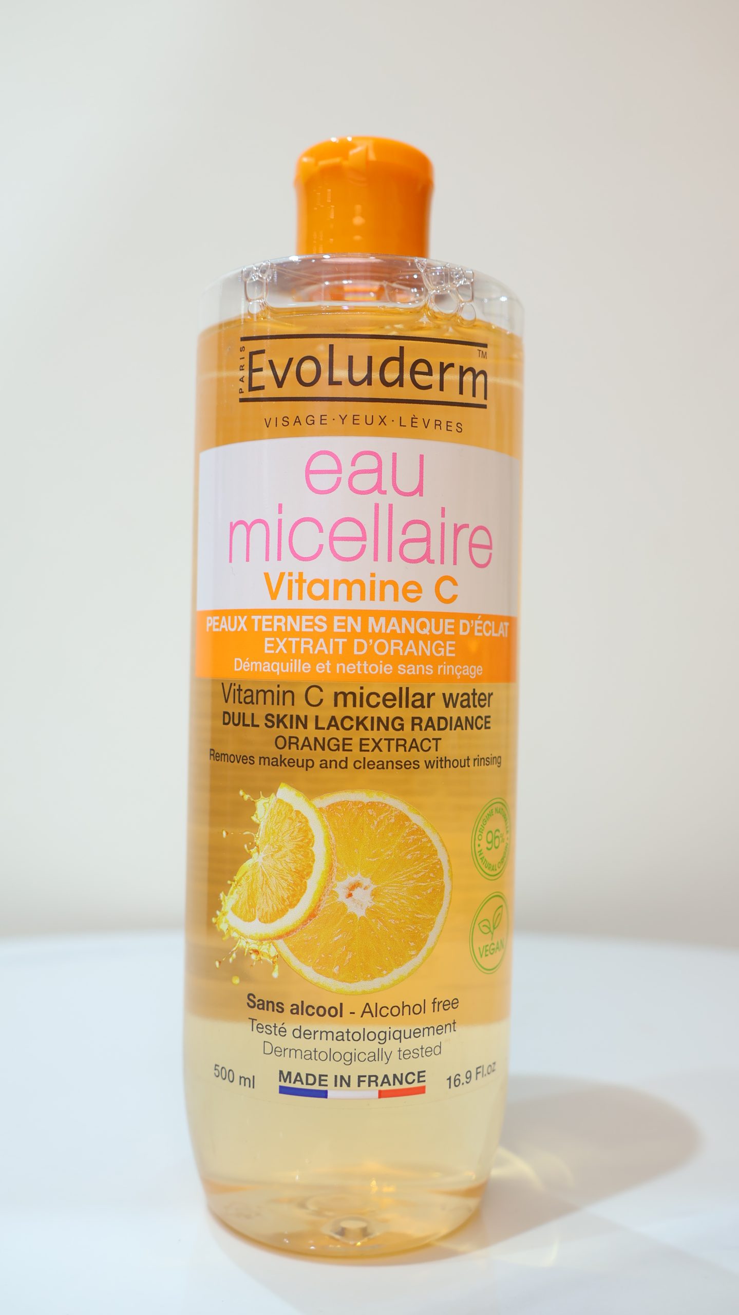 Đây là sản phẩm làm sạch da chuyên sâu sử dụng công nghệ Micellar kết hợp với chiết xuất thực vật, giúp loại bỏ lớp trang điểm và bụi bẩn chỉ trong một bước. Sản phẩm được thiết kế đặc biệt dành cho làn da xỉn màu, thiếu sức sống, giúp khôi phục vẻ rạng rỡ và tươi mới cho khuôn mặt.