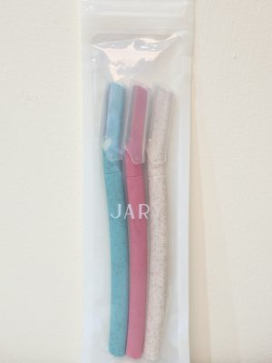 Bộ sản phẩm gồm 3 dao cạo chuyên dụng giúp định hình và tỉa gọn đôi lông mày một cách sắc nét và chuyên nghiệp. Với thiết kế nhỏ gọn và an toàn, đây là dụng cụ làm đẹp không thể thiếu giúp gương mặt trở nên thanh tú và rạng rỡ hơn.