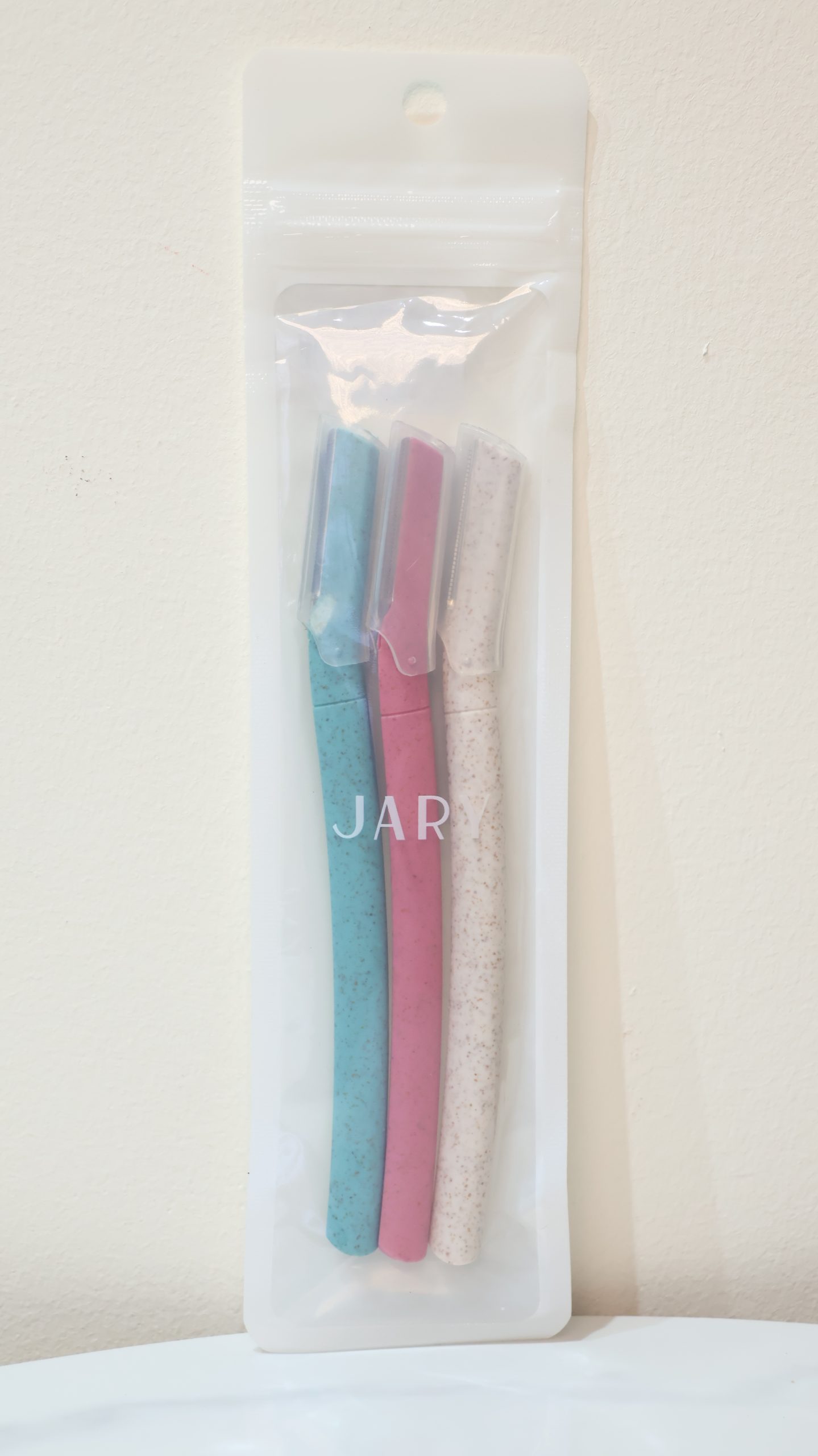 Bộ sản phẩm gồm 3 dao cạo chuyên dụng giúp định hình và tỉa gọn đôi lông mày một cách sắc nét và chuyên nghiệp. Với thiết kế nhỏ gọn và an toàn, đây là dụng cụ làm đẹp không thể thiếu giúp gương mặt trở nên thanh tú và rạng rỡ hơn.