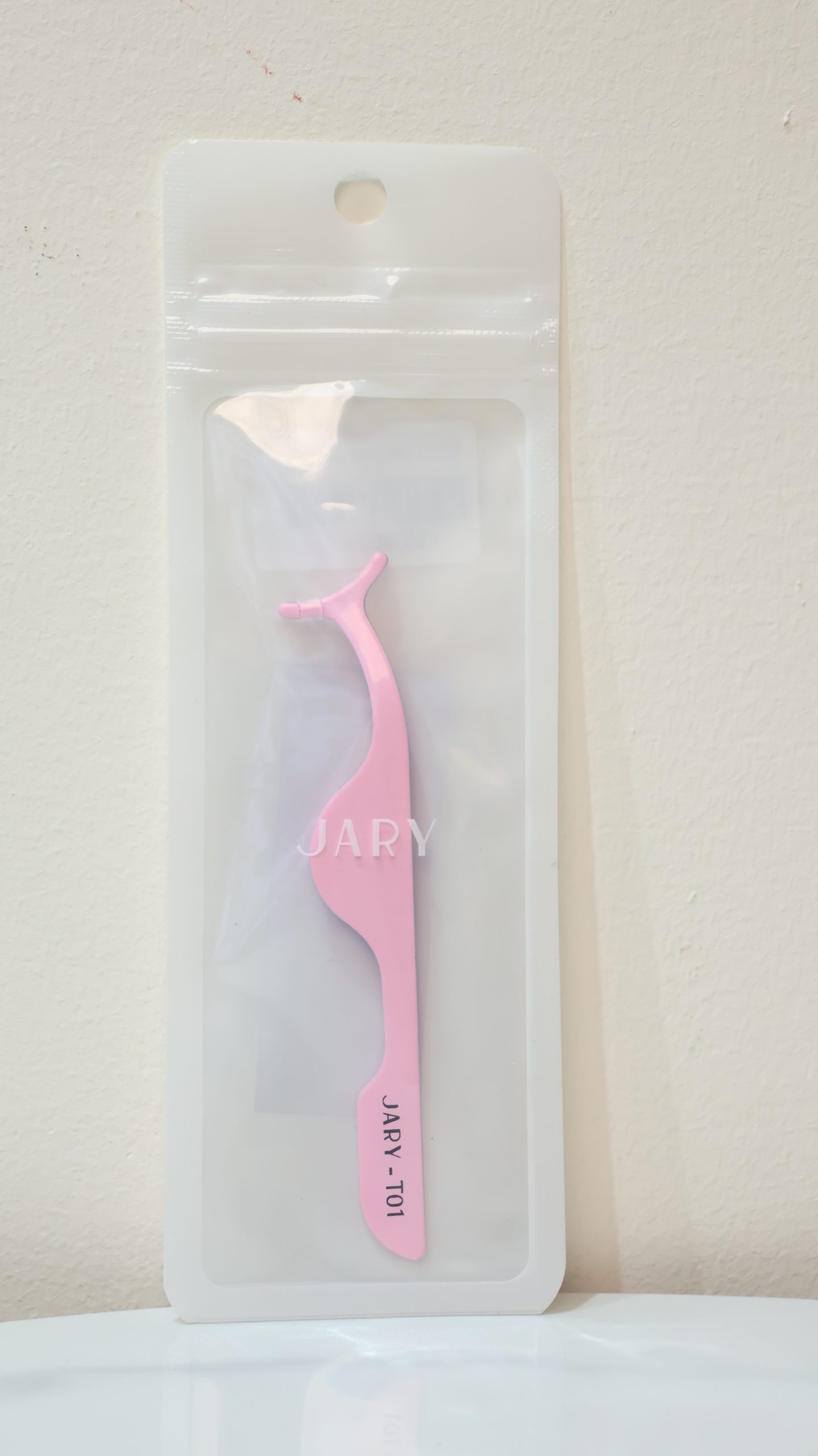 Nhíp hỗ trợ dán lông mi giả Jary T01 là dụng cụ trang điểm chuyên dụng giúp việc gắn mi giả trở nên đơn giản, nhanh chóng và chính xác hơn. Với thiết kế thông minh, sản phẩm là trợ thủ đắc lực giúp bạn sở hữu đôi mắt long lanh mà không tốn nhiều công sức.