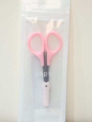 Kéo tỉa lông mày JARY là dụng cụ làm đẹp nhỏ gọn, được thiết kế chuyên dụng để hỗ trợ việc tạo hình và chỉnh sửa hàng chân mày thêm gọn gàng, sắc nét. Sản phẩm mang phong cách nữ tính với tông màu hồng pastel nhẹ nhàng, đi kèm nắp bảo vệ tiện lợi và an toàn.