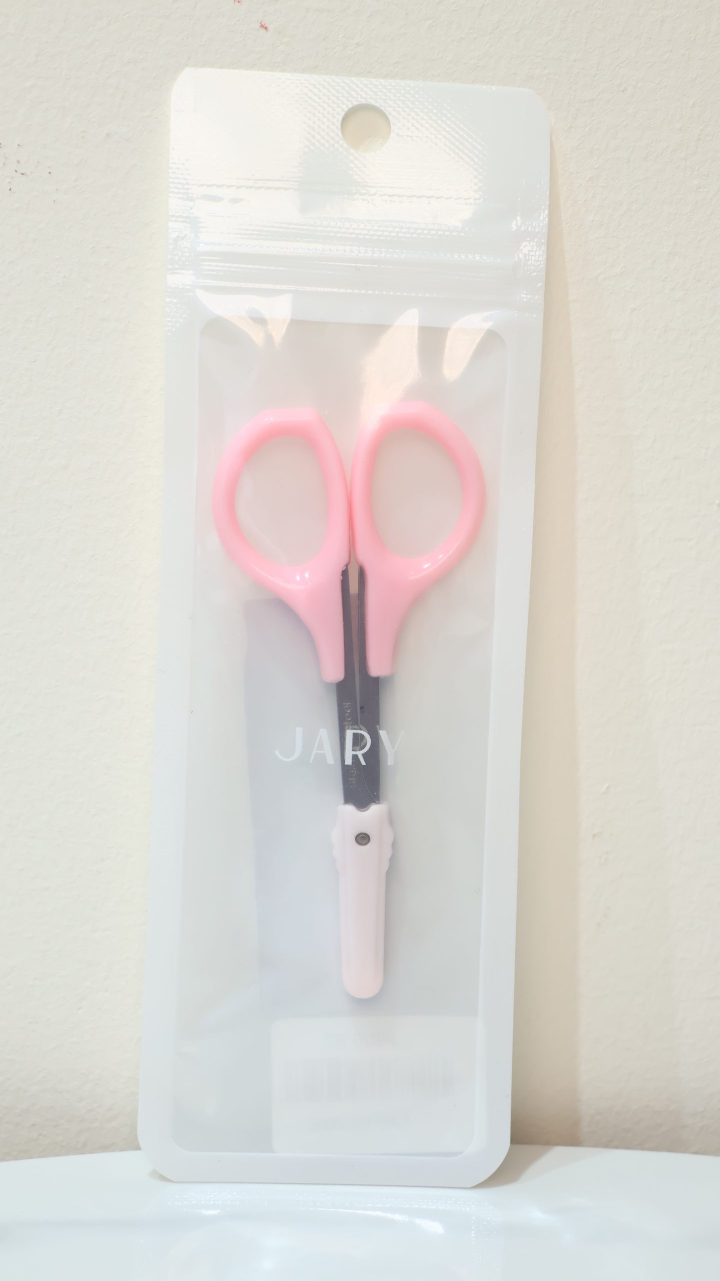 Kéo tỉa lông mày JARY là dụng cụ làm đẹp nhỏ gọn, được thiết kế chuyên dụng để hỗ trợ việc tạo hình và chỉnh sửa hàng chân mày thêm gọn gàng, sắc nét. Sản phẩm mang phong cách nữ tính với tông màu hồng pastel nhẹ nhàng, đi kèm nắp bảo vệ tiện lợi và an toàn.