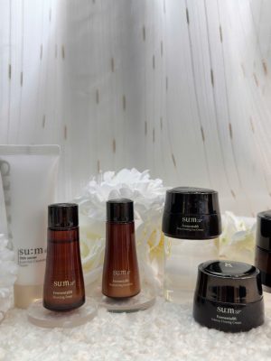 Đây là dòng sản phẩm chăm sóc da cao cấp đến từ thương hiệu mỹ phẩm lên men tự nhiên su:m37° (Hàn Quốc), tập trung vào giải pháp trẻ hóa và cải thiện độ đàn hồi cho da. Bộ sản phẩm kết hợp sức mạnh của các thành phần lên men quý giá giúp nuôi dưỡng làn da từ sâu bên trong, mang lại vẻ ngoài săn chắc và rạng rỡ.