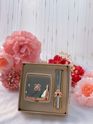 Đây là bộ sản phẩm trang điểm kết hợp dưỡng da thuộc dòng The First Geniture – dòng sản phẩm tái sinh da cao cấp nhất của thương hiệu OHUI. Sự kết hợp giữa phấn nước chứa tinh chất vàng và son môi sang trọng mang lại lớp nền hoàn hảo cùng đôi môi quyến rũ, đồng thời hỗ trợ chống lão hóa chuyên sâu.