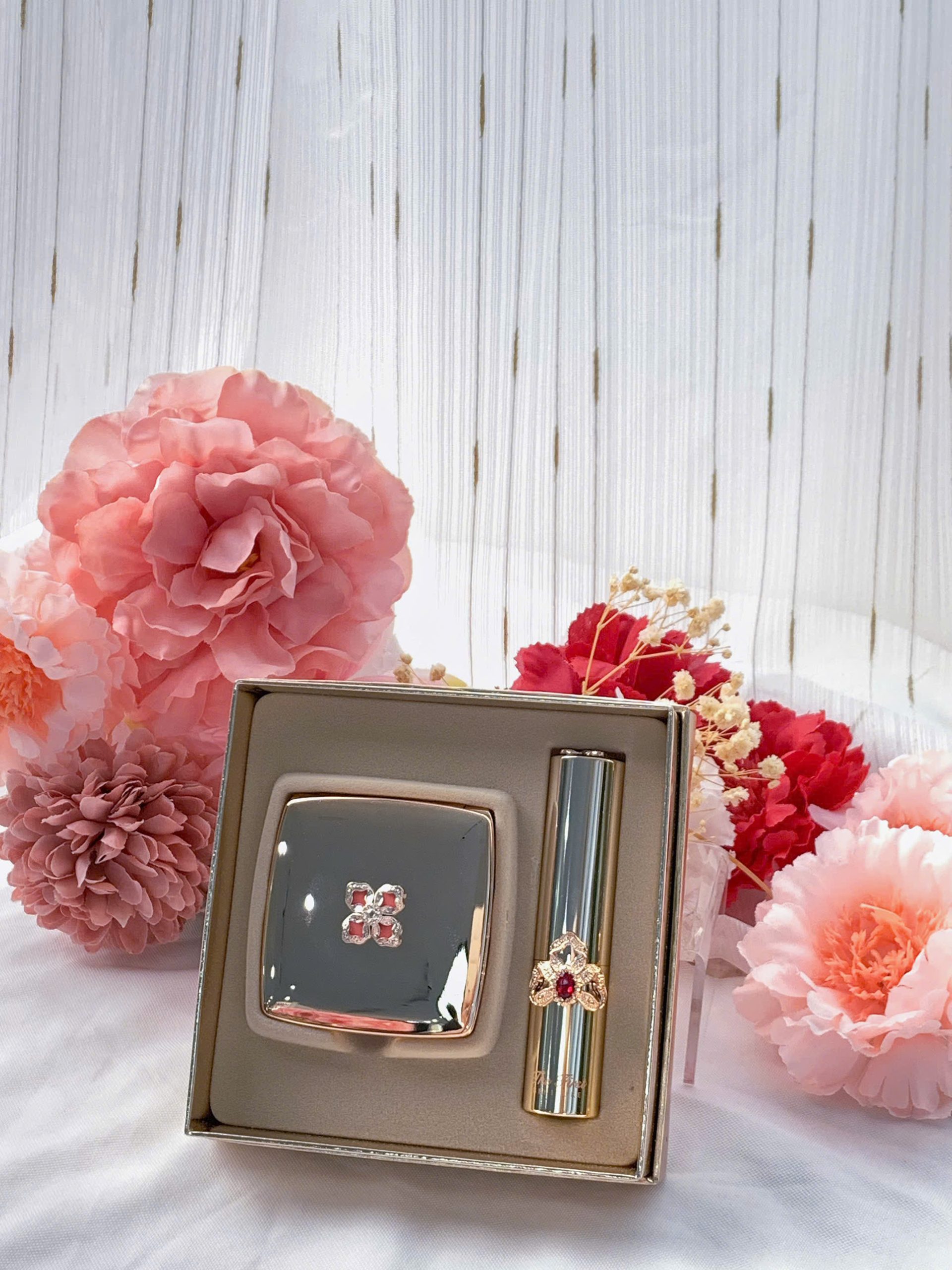 Bộ Sản Phẩm Trang Điểm Cao Cấp OHUI The First Geniture Ampoule Cover Cushion & Lipstick Special Set.