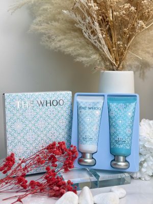 Đây là bộ sản phẩm dưỡng da tay cao cấp thuộc dòng Gongjinhyang của thương hiệu mỹ phẩm hoàng gia THE WHOO (The History of Whoo). Sản phẩm kết hợp giữa bí quyết dưỡng da đông y cổ truyền và công nghệ hiện đại, giúp nuôi dưỡng đôi bàn tay mềm mại đồng thời bảo vệ da trước tác động của ánh nắng mặt trời.