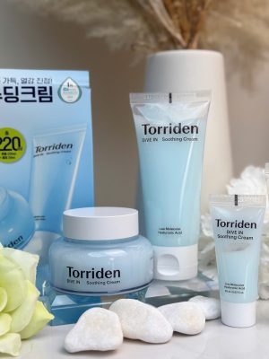 Torriden DIVE IN Soothing Cream là dòng kem dưỡng ẩm dạng gel nổi tiếng đến từ Hàn Quốc, chuyên biệt cho việc cấp nước và làm dịu da tức thì. Sản phẩm thuộc dòng Dive In đình đám, giúp duy trì độ ẩm sâu cho da mà không gây cảm giác bết dính hay bí bách.