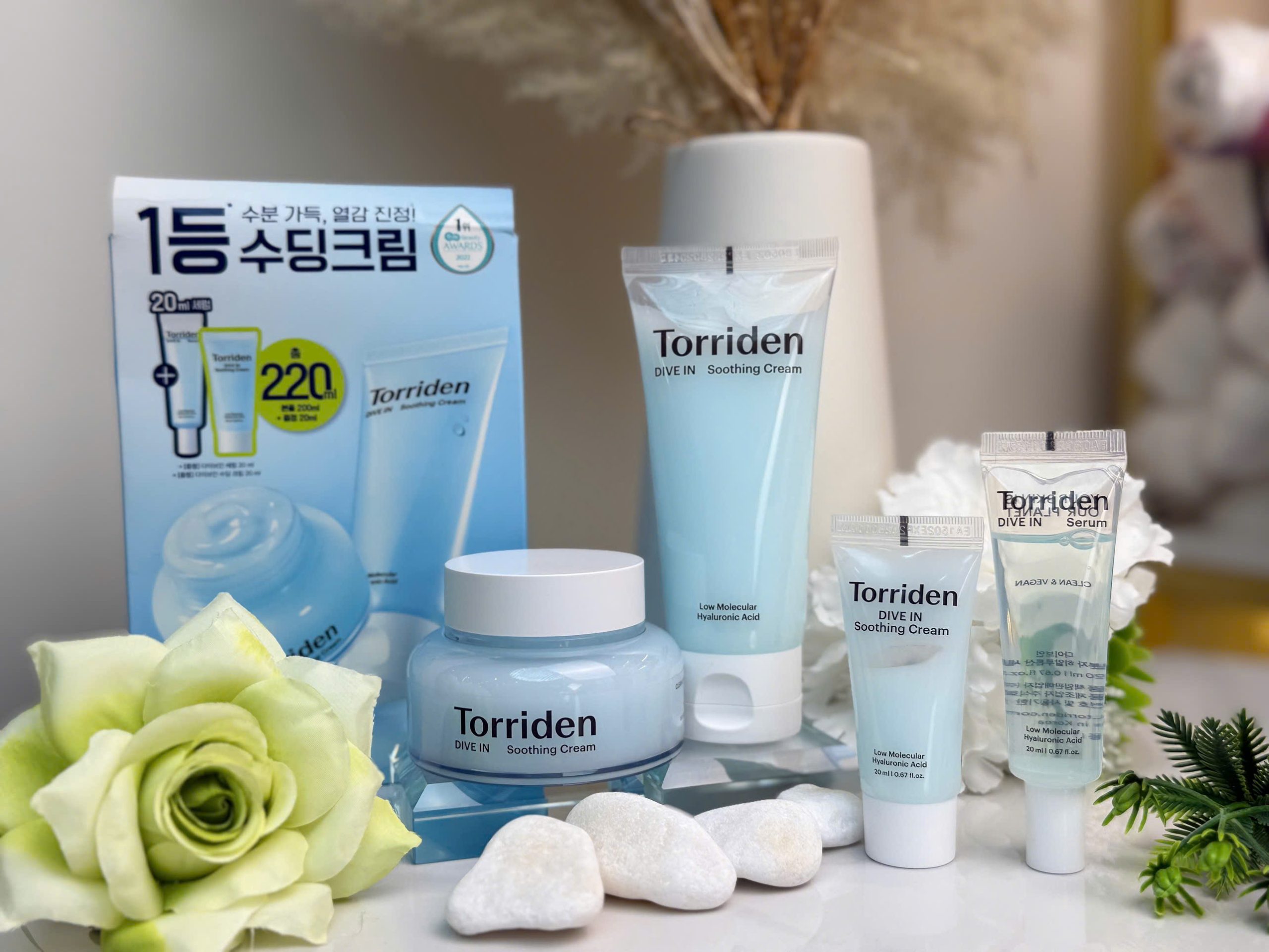 Torriden DIVE IN Soothing Cream là dòng kem dưỡng ẩm dạng gel nổi tiếng đến từ Hàn Quốc, chuyên biệt cho việc cấp nước và làm dịu da tức thì. Sản phẩm thuộc dòng Dive In đình đám, giúp duy trì độ ẩm sâu cho da mà không gây cảm giác bết dính hay bí bách.