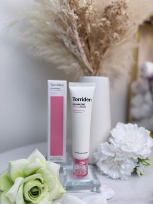 Torriden CELLMAZING Firming Cream là dòng kem dưỡng chuyên sâu giúp cải thiện độ đàn hồi và giải quyết các vấn đề về lão hóa da. Sản phẩm nổi bật với khả năng làm mờ nếp nhăn và hỗ trợ thu nhỏ lỗ chân lông, mang lại làn da mịn màng và tươi trẻ hơn.