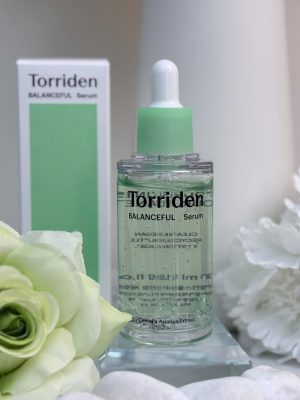 Torriden Balanceful Cica Serum là dòng tinh chất chuyên biệt được thiết kế để chăm sóc làn da nhạy cảm, da hỗn hợp thiên dầu và da mụn. Sản phẩm tập trung vào việc làm dịu tức thì các kích ứng, đồng thời hỗ trợ phục hồi hàng rào bảo vệ da một cách nhẹ nhàng nhưng hiệu quả.
