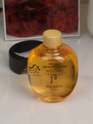 Whoospa Oil Shower là sản phẩm làm sạch cơ thể cao cấp kết hợp liệu pháp spa Đông y truyền thống, giúp loại bỏ bụi bẩn mà không gây khô da. Với kết cấu dạng dầu độc đáo chuyển sang bọt mịn, sản phẩm mang lại trải nghiệm thư giãn đẳng cấp và làn da mềm mượt ngay sau khi sử dụng.