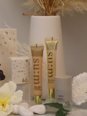 Đây là bộ set sản phẩm giới hạn kết hợp giữa kem lót bắt sáng, kem nền che phủ tự nhiên và sản phẩm dưỡng môi chuyên sâu Lipcerin. Sản phẩm hướng đến việc tạo ra lớp nền rạng rỡ, căng bóng chuẩn Hàn Quốc đồng thời chăm sóc đôi môi mềm mịn suốt cả ngày.