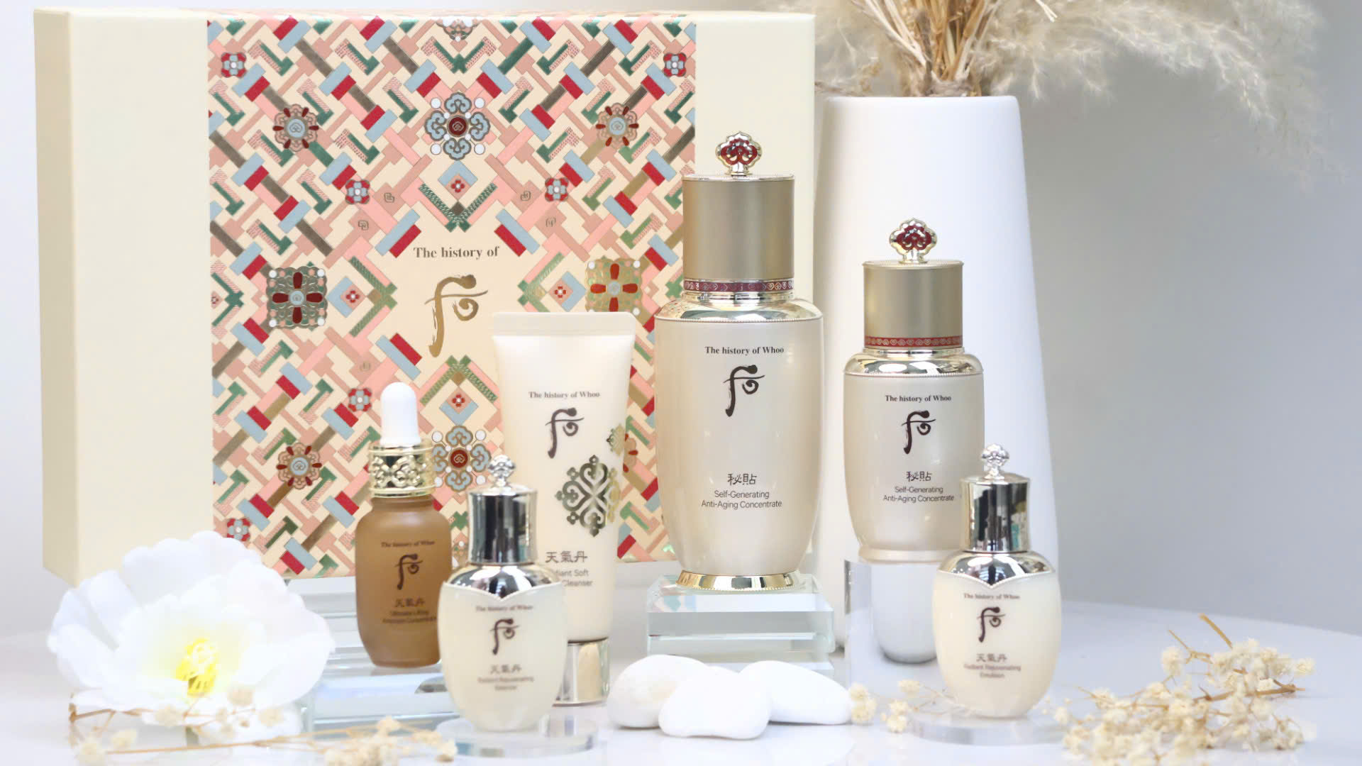 Đây là bộ set đặc biệt thuộc dòng sản phẩm biểu tượng của thương hiệu mỹ phẩm hoàng cung The History of Whoo (Hàn Quốc). Sản phẩm tập trung vào khả năng tự tái tạo của làn da, giúp giải quyết mọi vấn đề về lão hóa như nếp nhăn, độ đàn hồi và sắc da xỉn màu.