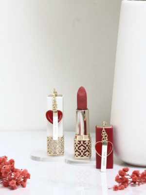 Đây là dòng son môi cao cấp thuộc thương hiệu mỹ phẩm hoàng cung THE WHOO (trước đây là The History of Whoo), nổi tiếng với sự kết hợp giữa tinh hoa y học cổ truyền và công nghệ hiện đại. Sản phẩm mang lại lớp kết thúc lì mịn như nhung, màu sắc sang trọng cùng khả năng dưỡng ẩm vượt trội cho đôi môi.