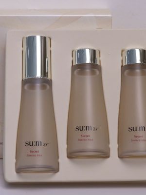 Đây là bộ sản phẩm chăm sóc da cao cấp đến từ thương hiệu su:m37° (Hàn Quốc), nổi tiếng với công nghệ lên men tự nhiên. Sản phẩm là sự kết hợp giữa nước thần Secret Essence biểu tượng và thiết kế dạng xịt phun sương tiện lợi, giúp cấp ẩm tức thì và duy trì làn da rạng rỡ suốt cả ngày.