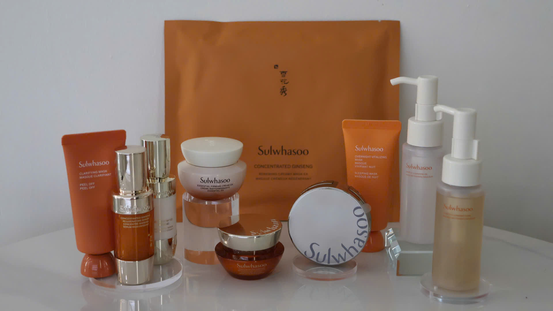 Bộ Sản Phẩm Chăm Sóc Da Toàn Diện Sulwhasoo (Sulwhasoo Luxury Skincare & Makeup Collection) - Bao gồm các dòng chủ đạo: Concentrated Ginseng (Nhân sâm), Essential (Cơ bản) và Trang điểm nền. Đây là bộ sưu tập các sản phẩm biểu tượng của thương hiệu mỹ phẩm thảo dược cao cấp Sulwhasoo đến từ Hàn Quốc. Bộ sản phẩm kết hợp giữa triết lý thảo dược truyền thống và công nghệ khoa học tiên tiến, tập trung vào việc nuôi dưỡng, chống lão hóa và phục hồi độ rạng rỡ tự nhiên cho làn da.