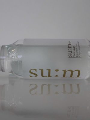 Đây là dòng nước tẩy trang 3 trong 1 (tẩy trang, sữa rửa mặt, nước hoa hồng) thuộc phân khúc cao cấp của thương hiệu Su:m37°. Sản phẩm giúp loại bỏ sạch lớp trang điểm, bụi bẩn và bã nhờn một cách nhẹ nhàng mà không cần rửa lại với nước, đồng thời duy trì độ ẩm mịn cho làn da.