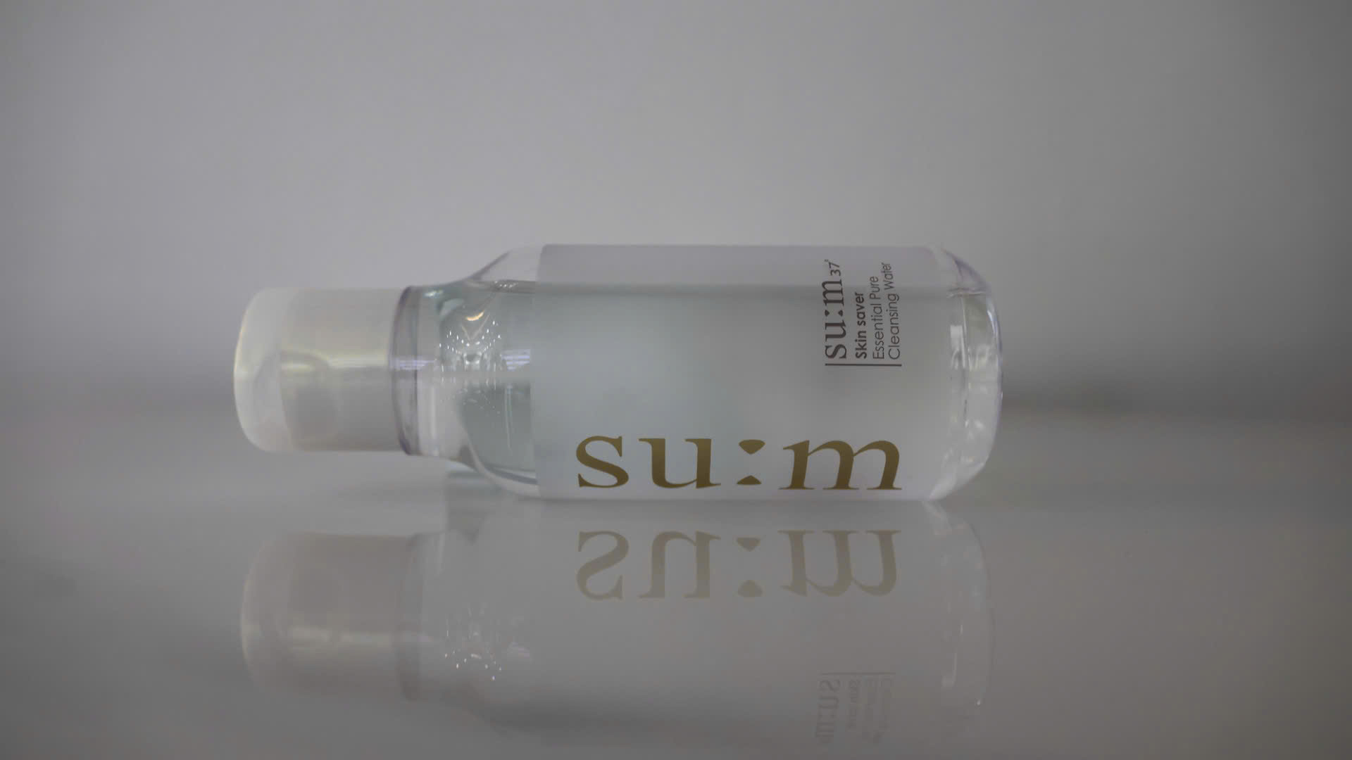 Nước Tẩy Trang Cao Cấp Su:m37° Skin Saver Essential Pure Cleansing Water. Đây là dòng nước tẩy trang 3 trong 1 (tẩy trang, sữa rửa mặt, nước hoa hồng) thuộc phân khúc cao cấp của thương hiệu Su:m37°. Sản phẩm giúp loại bỏ sạch lớp trang điểm, bụi bẩn và bã nhờn một cách nhẹ nhàng mà không cần rửa lại với nước, đồng thời duy trì độ ẩm mịn cho làn da.