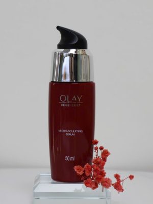 Olay Regenerist Micro-Sculpting Serum là dòng tinh chất chống lão hóa cao cấp giúp làm săn chắc và trẻ hóa làn da một cách hiệu quả. Với công thức đậm đặc nhưng mỏng nhẹ, sản phẩm thẩm thấu sâu để cung cấp độ ẩm và cải thiện rõ rệt cấu trúc bề mặt da. Đây là lựa chọn lý tưởng cho những ai muốn ngăn ngừa nếp nhăn và lấy lại độ đàn hồi cho khuôn mặt.