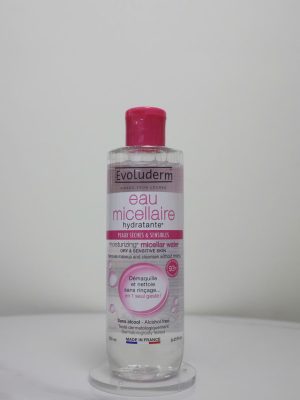 Evoluderm Eau Micellaire Hydratante là dòng nước tẩy trang dịu nhẹ được thiết kế chuyên biệt cho làn da khô và nhạy cảm. Sản phẩm giúp loại bỏ bụi bẩn, bã nhờn và các lớp trang điểm trên mặt, mắt, môi một cách hiệu quả mà không cần rửa lại bằng nước.