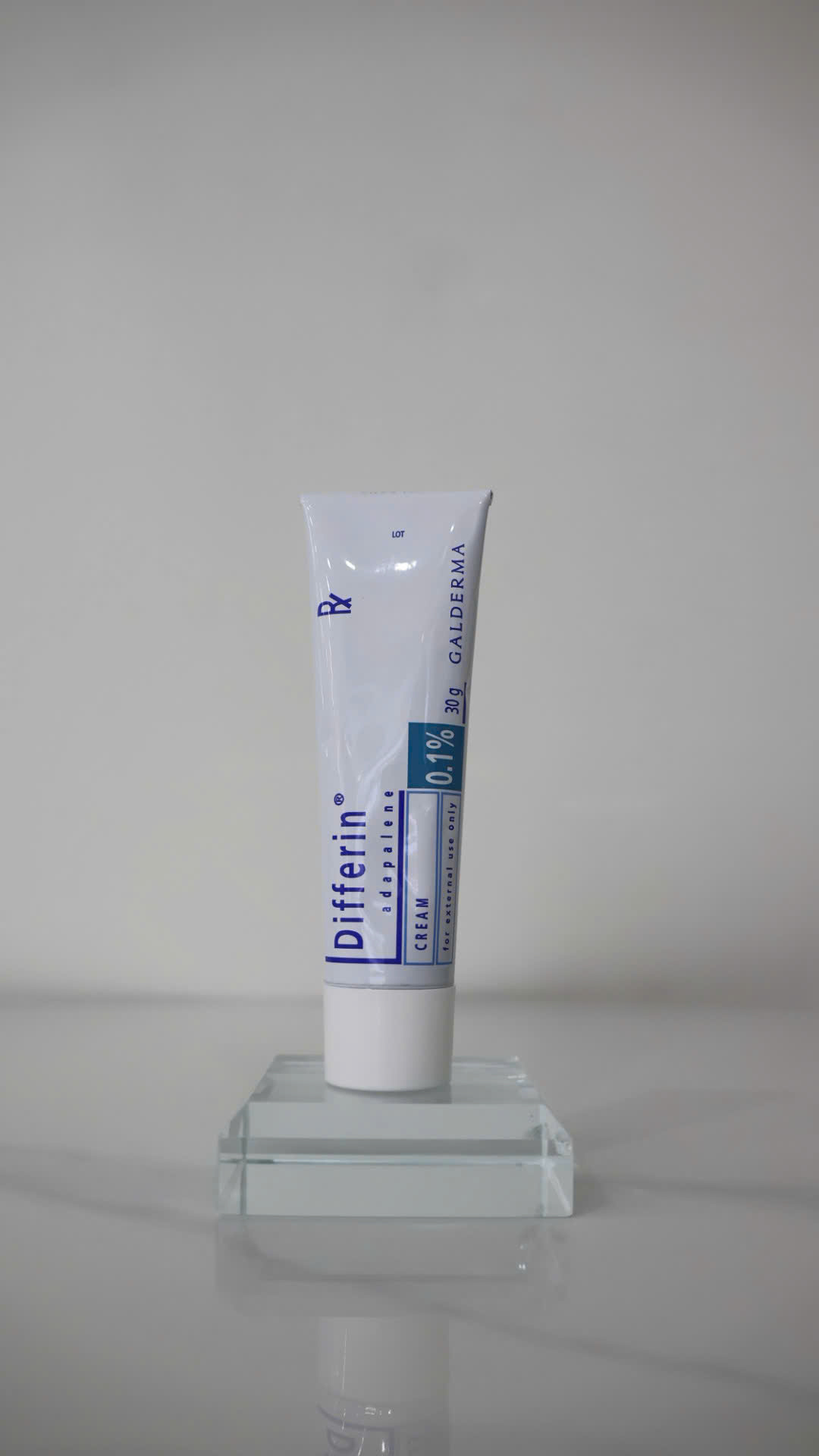 Kem trị mụn Differin Adapalene 0.1% Cream (30g) Differin là sản phẩm dược mỹ phẩm chuyên dụng để điều trị mụn trứng cá từ mức độ nhẹ đến trung bình. Với thành phần chính là Adapalene - một dạng Retinoid thế hệ thứ ba, sản phẩm giúp làm thông thoáng lỗ chân lông và ngăn chặn sự hình thành của các nhân mụn mới hiệu quả.