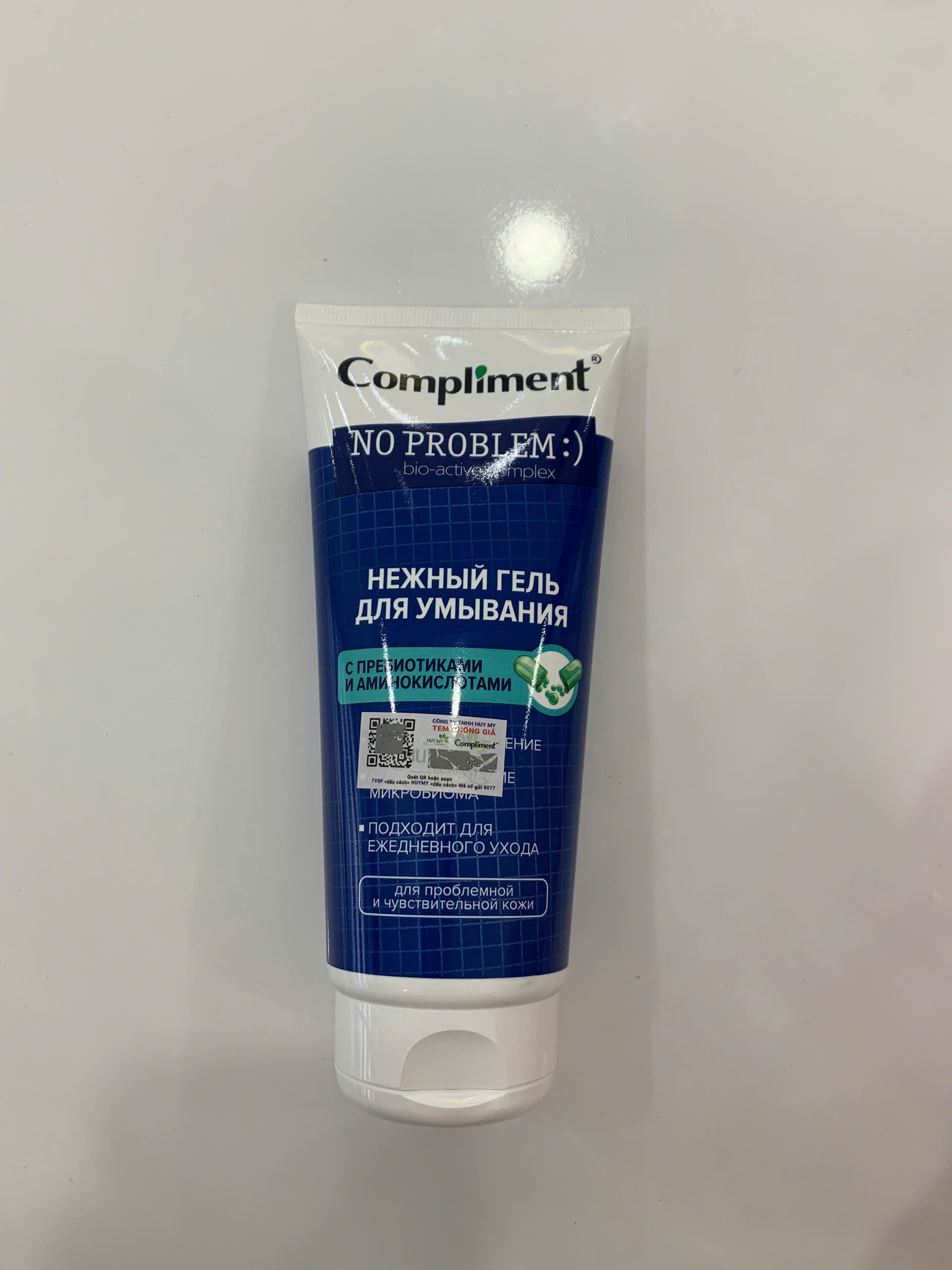 Gel Rửa Mặt Compliment No Problem Bio-Active Complex Với Prebiotics Và Amino Acids Đây là dòng gel rửa mặt dịu nhẹ đến từ thương hiệu Compliment (Nga), được thiết kế chuyên biệt cho làn da dầu mụn và nhạy cảm. Sản phẩm giúp làm sạch sâu lỗ chân lông đồng thời bảo vệ hệ vi sinh vật tự nhiên trên da, ngăn ngừa các tác nhân gây mụn mà không làm khô da.