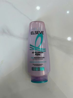 Đây là dòng dầu xả chuyên biệt từ L'Oréal Paris dành cho những người có da đầu dầu nhưng ngọn tóc lại khô xơ và mất nước. Sản phẩm giúp cấp ẩm sâu cho thân tóc suốt 72 giờ, mang lại mái tóc suôn mượt, bồng bềnh mà không gây cảm giác bết dính hay nặng tóc.