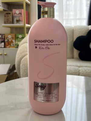 Đây là dòng dầu gội chuyên nghiệp dung tích lớn đến từ thương hiệu Smig, được thiết kế đặc biệt để làm sạch sâu da đầu đồng thời nuôi dưỡng mái tóc. Sản phẩm mang lại sự kết hợp giữa hiệu quả làm sạch mạnh mẽ và khả năng tăng cường độ bóng mượt, phù hợp cho cả nhu cầu sử dụng tại gia đình hoặc trong các salon tóc chuyên nghiệp.