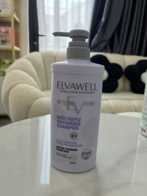 Elvawell White Truffle Repairing Shampoo là dòng dầu gội chăm sóc tóc chuyên nghiệp được phát triển với công thức từ Thụy Sĩ, chuyên biệt cho mái tóc khô và hư tổn nặng. Sản phẩm kết hợp các dưỡng chất quý hiếm để tái tạo bề mặt tóc tức thì, giúp tóc chắc khỏe, giảm gãy rụng và hỗ trợ tăng trưởng độ dài.