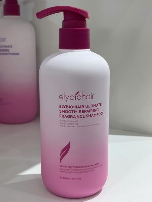 Elybiohair Ultimate Smooth Repairing Fragrance Shampoo là dòng dầu gội chăm sóc tóc chuyên sâu, được thiết kế để mang lại vẻ ngoài suôn mượt và chắc khỏe cho mái tóc. Sản phẩm kết hợp khả năng làm sạch dịu nhẹ da đầu cùng hương thơm nước hoa sang trọng, quyến rũ giúp người dùng có trải nghiệm thư giãn như tại salon.