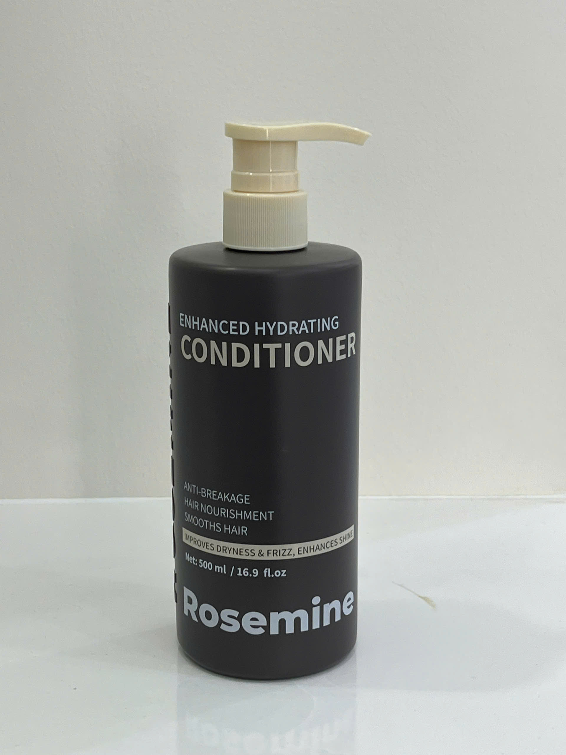 Rosemine Enhanced Hydrating Conditioner là sản phẩm chăm sóc tóc chuyên sâu được thiết kế để giải quyết các vấn đề về tóc khô, xơ rối và hư tổn. Với công thức tập trung vào việc cấp ẩm và nuôi dưỡng, sản phẩm giúp phục hồi vẻ sống động và độ bóng mượt tự nhiên cho mái tóc ngay sau khi sử dụng.