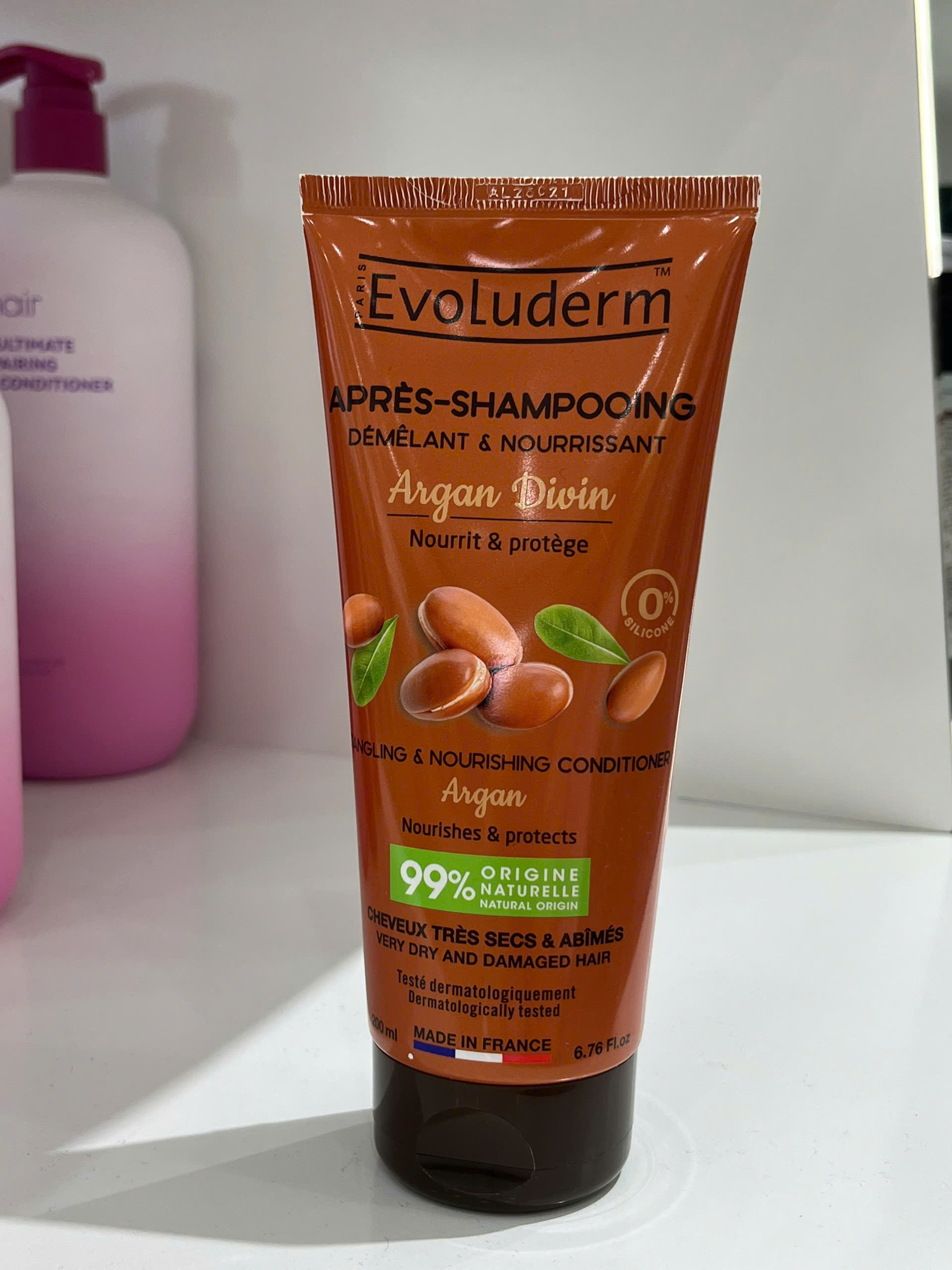 Dầu Xả Evoluderm Argan Divin Après-Shampooing Démêlant & Nourrissant (20 Dầu xả Evoluderm Argan Divin là sản phẩm chăm sóc tóc chuyên sâu được thiết kế dành riêng cho mái tóc rất khô và hư tổn. Với sự kết hợp của dầu Argan quý hiếm và công thức 99% thành phần tự nhiên, sản phẩm giúp gỡ rối tức thì và phục hồi sức sống cho mái tóc từ gốc đến ngọn.