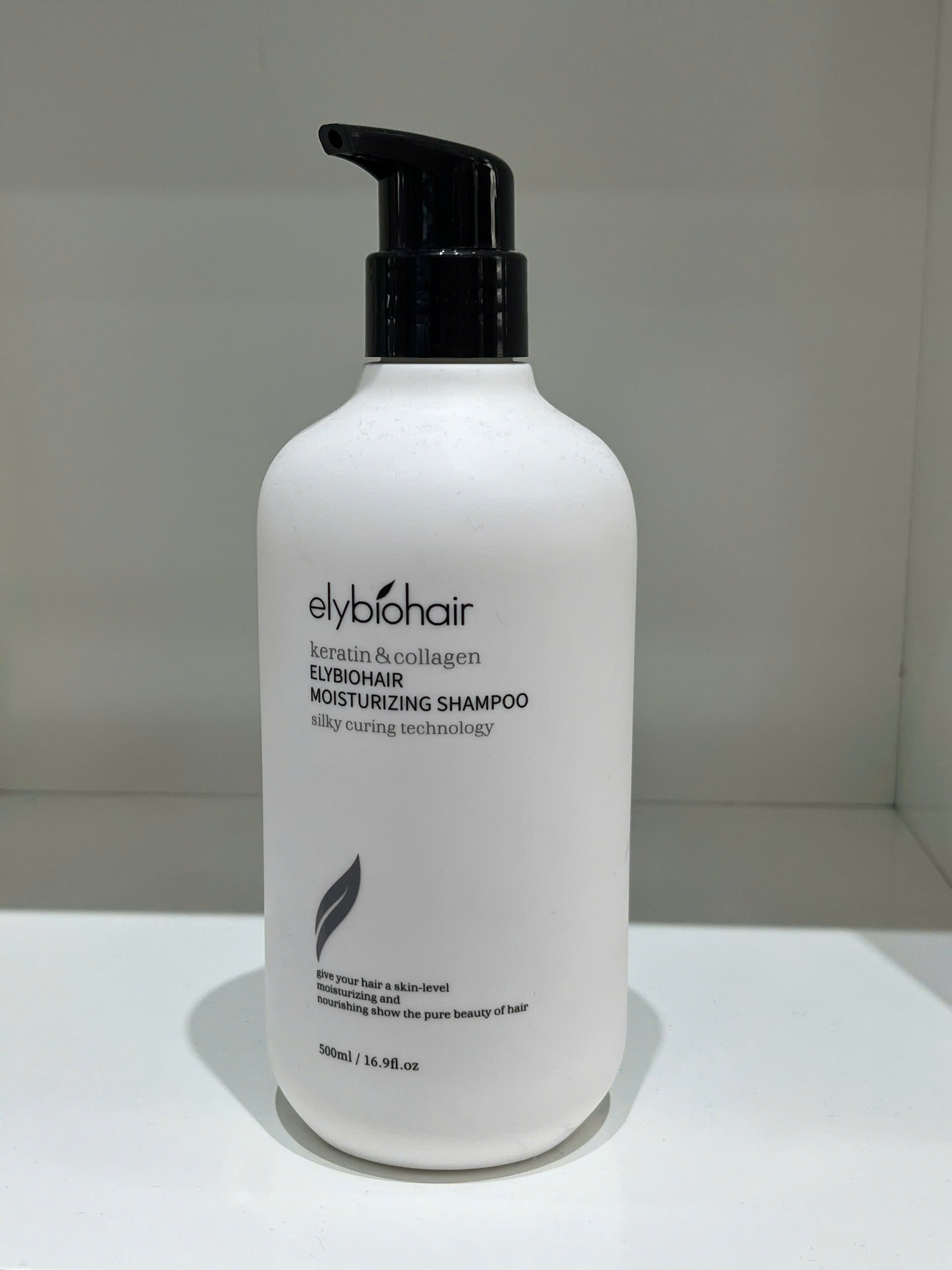 Dầu Gội Dưỡng Ẩm Elybiohair Keratin & Collagen Moisturizing Shampoo 500ml Elybiohair Moisturizing Shampoo là dòng dầu gội cao cấp được thiết kế để cung cấp độ ẩm sâu và phục hồi cấu trúc tóc hư tổn. Với sự kết hợp giữa Keratin và Collagen, sản phẩm giúp mái tóc trở nên mềm mượt, chắc khỏe và bóng mượt tự nhiên ngay từ lần sử dụng đầu tiên.