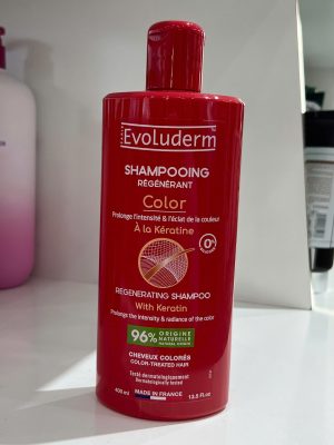Evoluderm Regenerating Shampoo Color là dòng dầu gội chuyên biệt đến từ thương hiệu mỹ phẩm Pháp, được thiết kế dành riêng cho mái tóc đã qua xử lý hóa chất nhuộm. Sản phẩm giúp làm sạch nhẹ nhàng, bảo vệ màu sắc và tái tạo sức sống cho sợi tóc từ sâu bên trong.