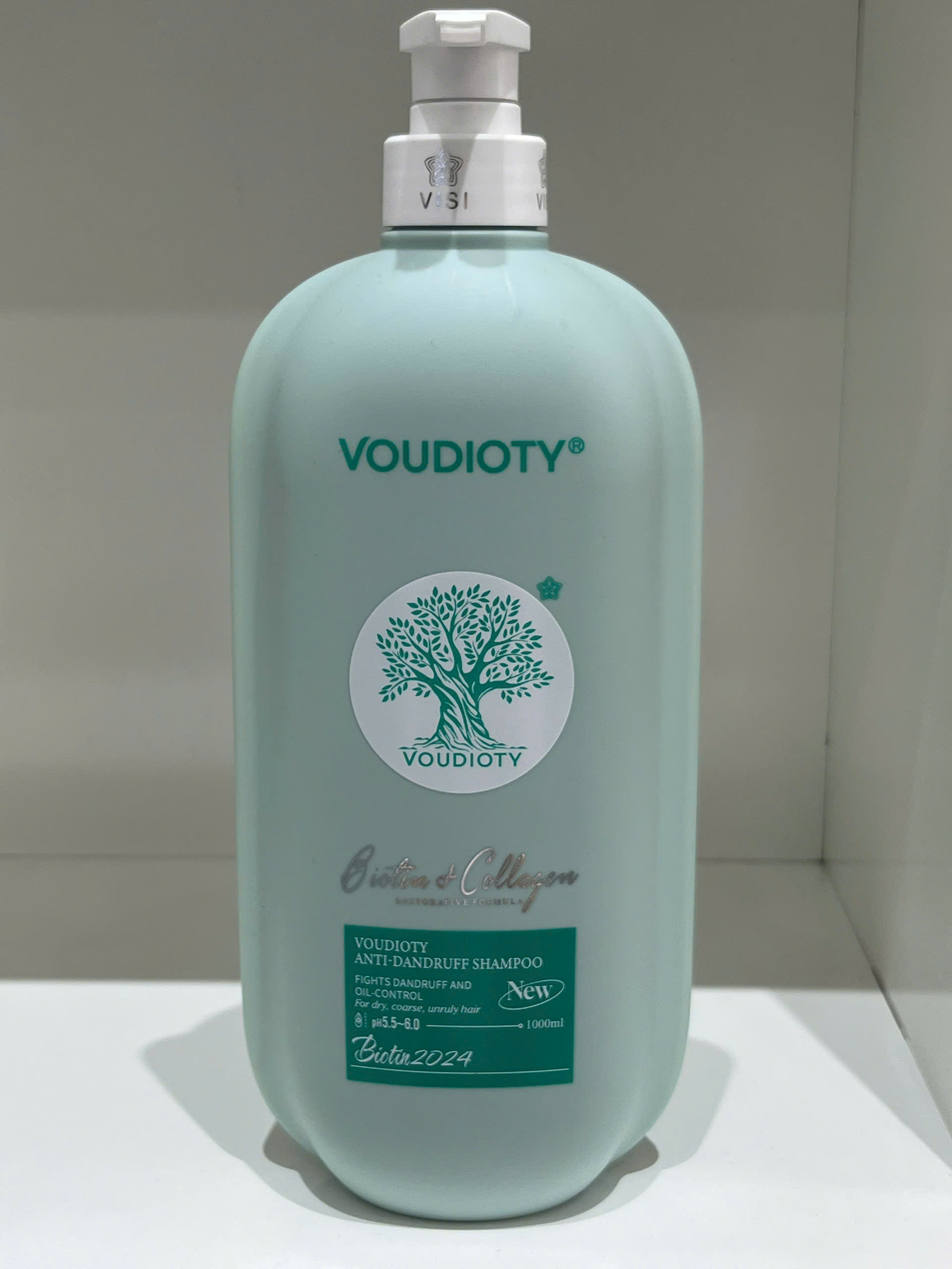 Dầu Gội Biotin & Collagen Voudioty Anti-Dandruff Shampoo (Màu Xanh Lá) 1000ml Đây là dòng dầu gội chuyên biệt được thiết kế để giải quyết tình trạng gàu và kiểm soát dầu nhờn trên da đầu. Sản phẩm kết hợp các dưỡng chất quý giá giúp nuôi dưỡng tóc từ gốc đến ngọn, mang lại mái tóc sạch thoáng và mềm mượt.
