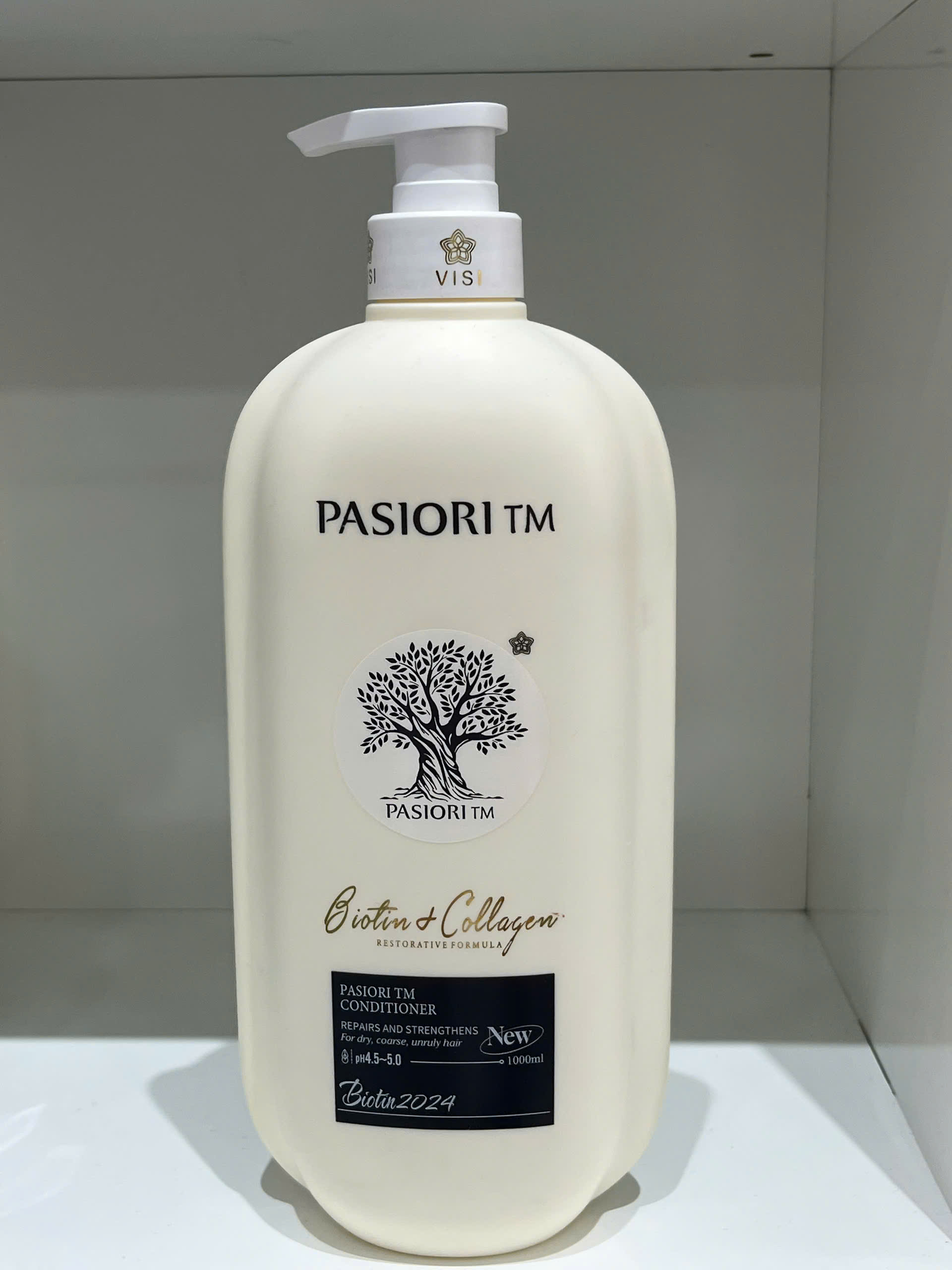 Dầu xả Pasiori TM là giải pháp chăm sóc tóc chuyên nghiệp được thiết kế đặc biệt để phục hồi và tăng cường sức mạnh cho mái tóc hư tổn. Với công thức kết hợp giữa Biotin và Collagen, sản phẩm giúp cải thiện tình trạng tóc khô, xơ và khó vào nếp, mang lại vẻ mượt mà và bóng khỏe.