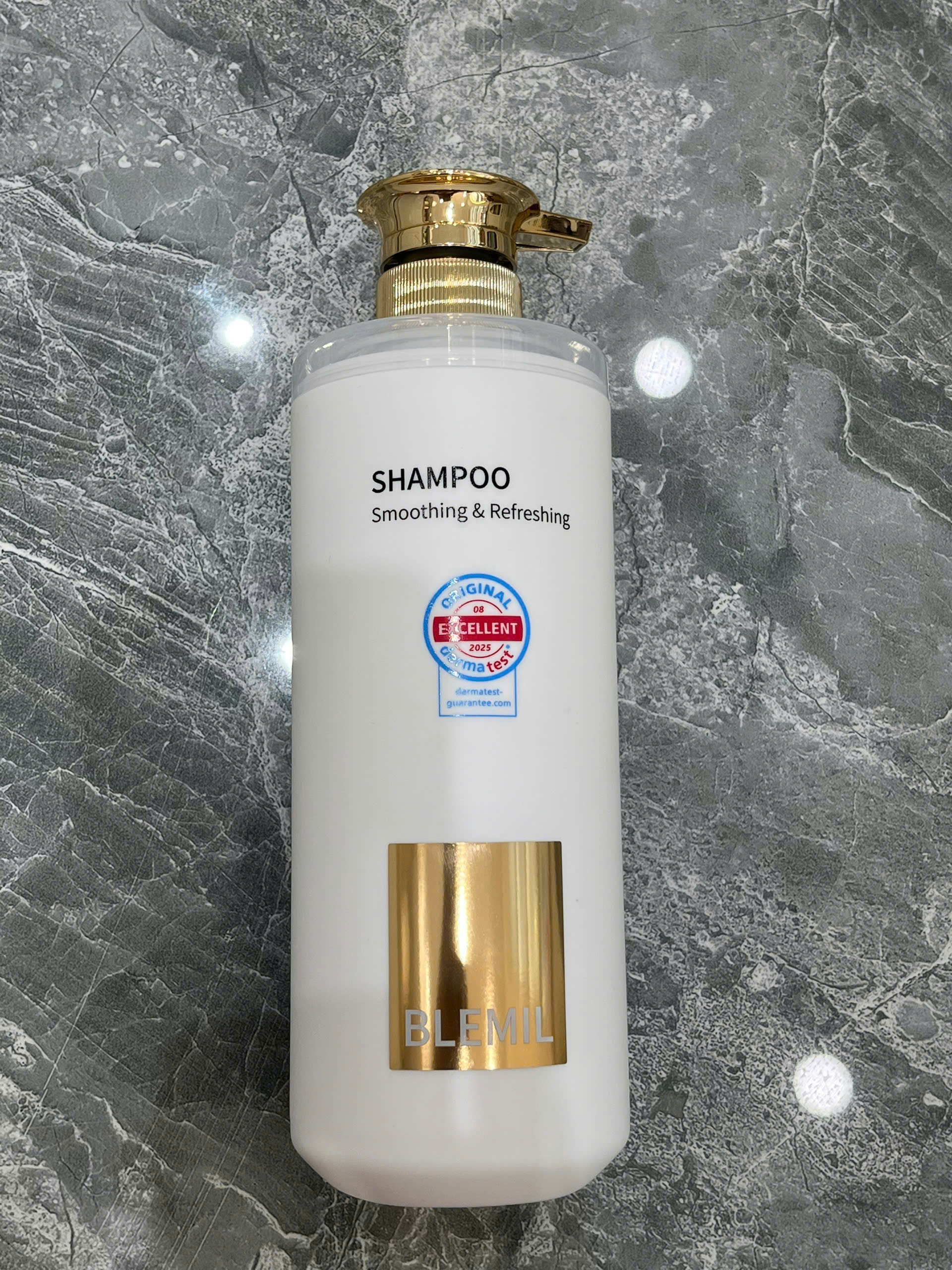Dầu Gội Blemil Shampoo Smoothing & Refreshing Blemil Shampoo Smoothing & Refreshing là dòng sản phẩm chăm sóc tóc cao cấp, được thiết kế để mang lại sự cân bằng hoàn hảo giữa việc làm sạch sâu và nuôi dưỡng tóc. Sản phẩm giúp mái tóc trở nên suôn mượt, giảm xơ rối đồng thời mang lại cảm giác sảng khoái, tươi mới cho da đầu sau mỗi lần sử dụng.