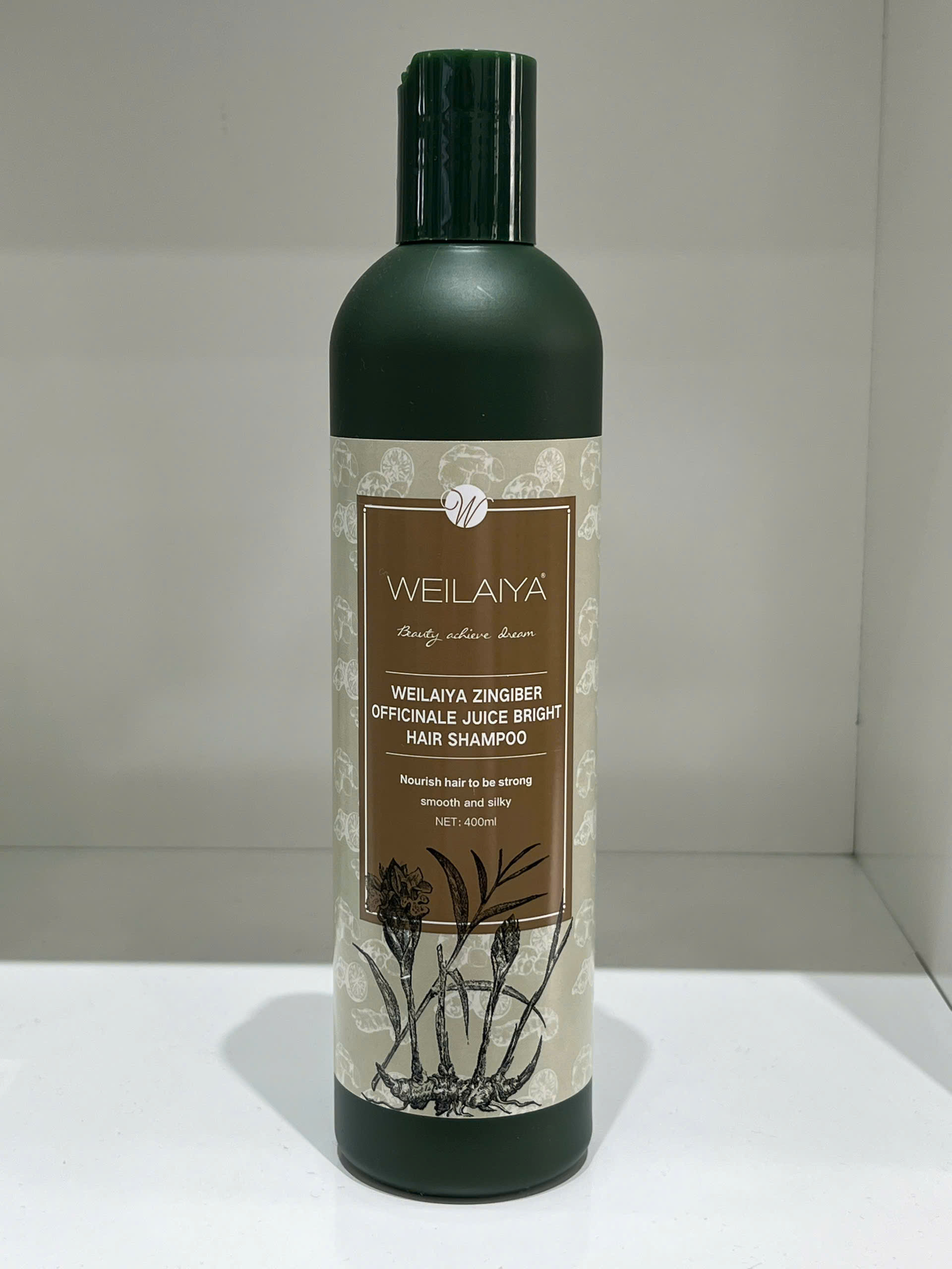 Dầu Gội Gừng Weilaiya Zingiber Officinale Juice Bright Hair Shampoo (400ml) Dầu gội gừng Weilaiya là sản phẩm chăm sóc tóc cao cấp được chiết xuất từ nước gừng tươi tự nhiên, giúp làm sạch sâu và nuôi dưỡng da đầu từ bên trong. Sản phẩm được thiết kế đặc biệt để hỗ trợ giảm rụng tóc, kích thích mọc tóc và mang lại vẻ bóng mượt, chắc khỏe cho mái tóc.